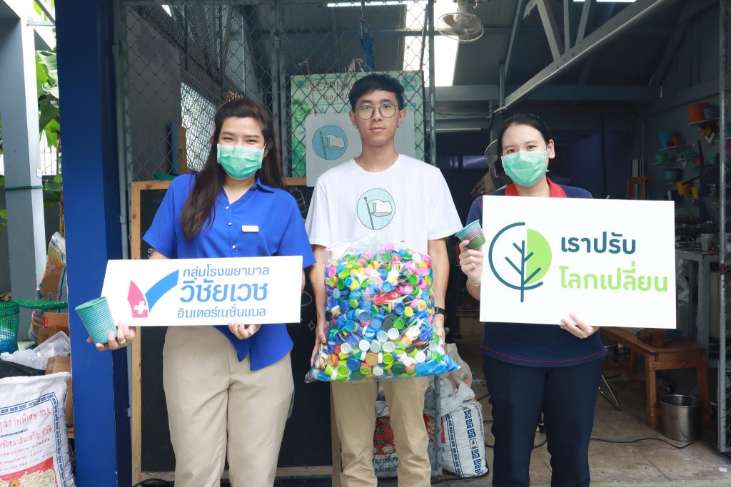 กลุ่มรพ.วิชัยเวช ส่งมอบฝาพลาสติกจากขวดน้ำ ที่ได้รับบริจาค จากสาขาหนองแขม และสาขาอ้อมน้อย จำนวน 101 กิโลกรัม ผ่านโครงการ Precious Plastic Bangkok